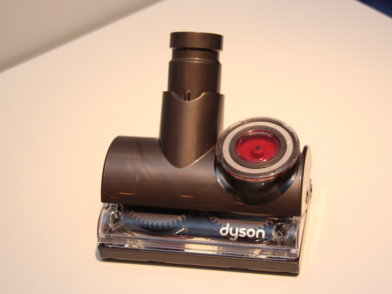 今回新たに採用した「タングルフリータービンツール」。赤い円形の部分は空気の取り込み口