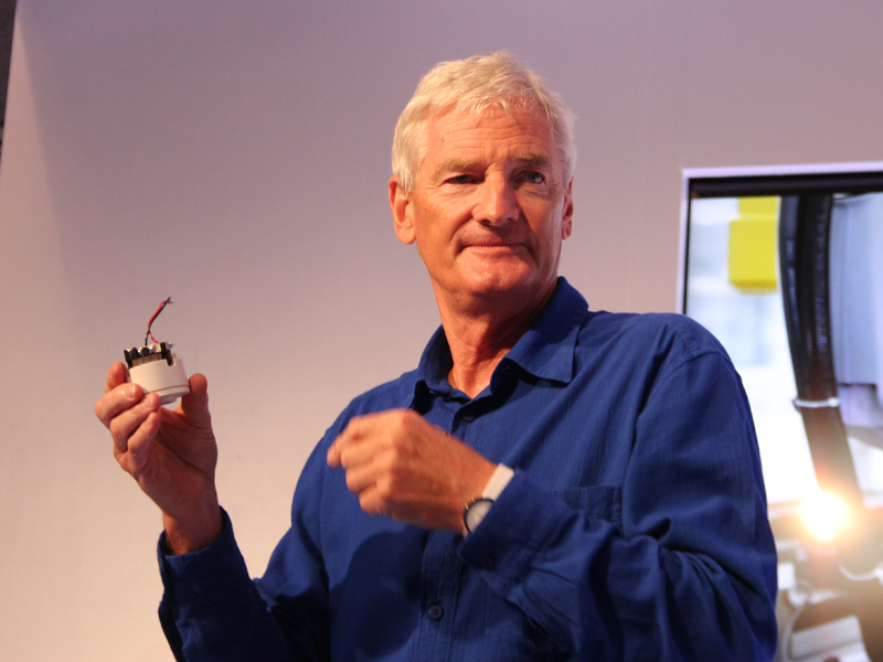 ダイソンデジタルモーターを手に、説明を行なうジェームズ ダイソン氏