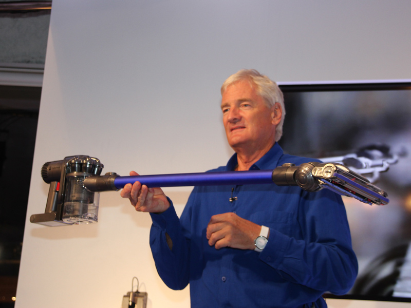 製品を手に自らプレゼンテーションを行なった。写真は「DC45 モーターヘッド」を持ったところ