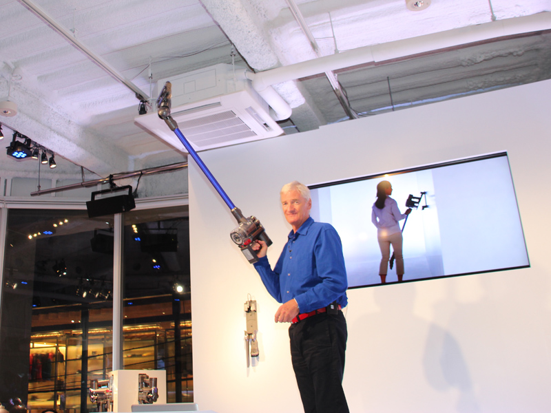 本体の操作性を説明するために、プレゼンテーション会場のエアコンの掃除を始めた