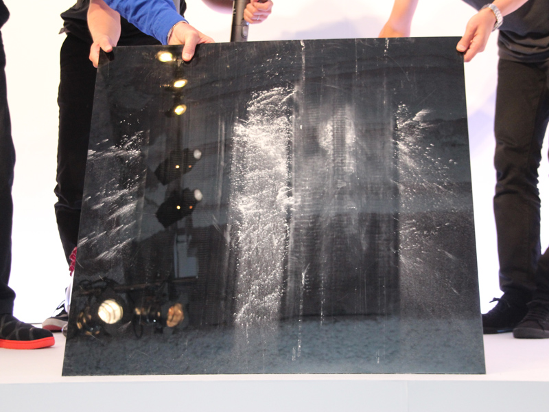 結果はこの通り。右は国内メーカー、左はダイソンのカーボンファイバーブラシで掃除したもの。国内メーカーのブラシで掃除したものは、パウダーが帯電してしまって吸い込みきれなかった