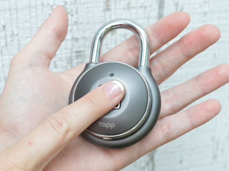 【新品未開封】Tapplock one 指紋認証で開錠できるスマート南京錠 ソフトバンク、スマホや指紋認証でロック解除できる「スマート