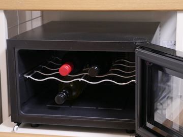 ワイン8本入る、冷蔵庫一体型2ドアワインクーラー - 家電 Watch