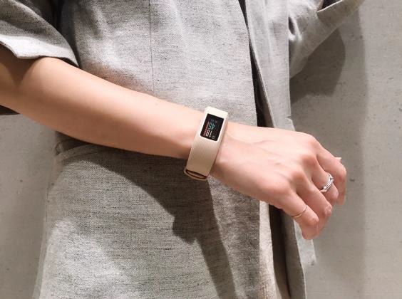 ガーミン、ファッションブランド「emmi」とコラボした活動量計 - 家電