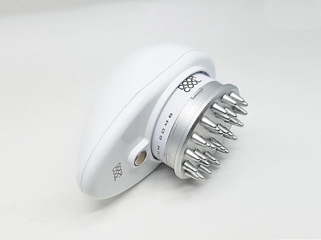 冷凍して頭皮をクールダウンできる「頭皮ブラシ」、酷暑にも、夕方の