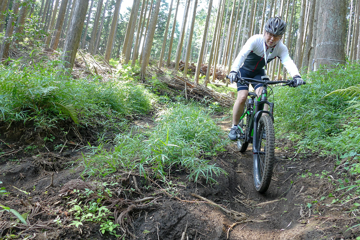 オッサンの保健体育】その13：もはやアトラクション！ e-bikeでMTBコースを走ったら面白さがハンパない!!【ぼくらの自由研究室】- 家電  Watch