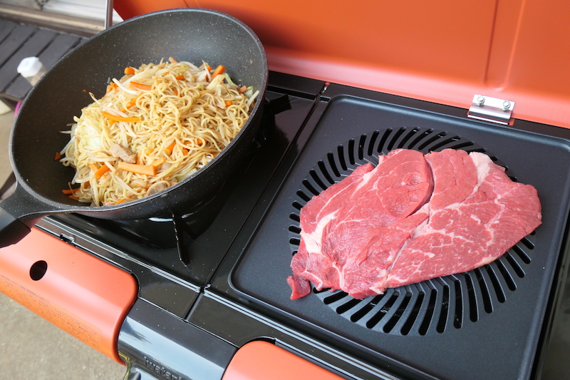 イワタニの「移動型BBQグリル」を庭キャンプで試したら、超ラクちんだった!【家電製品レビュー】 - 家電 Watch