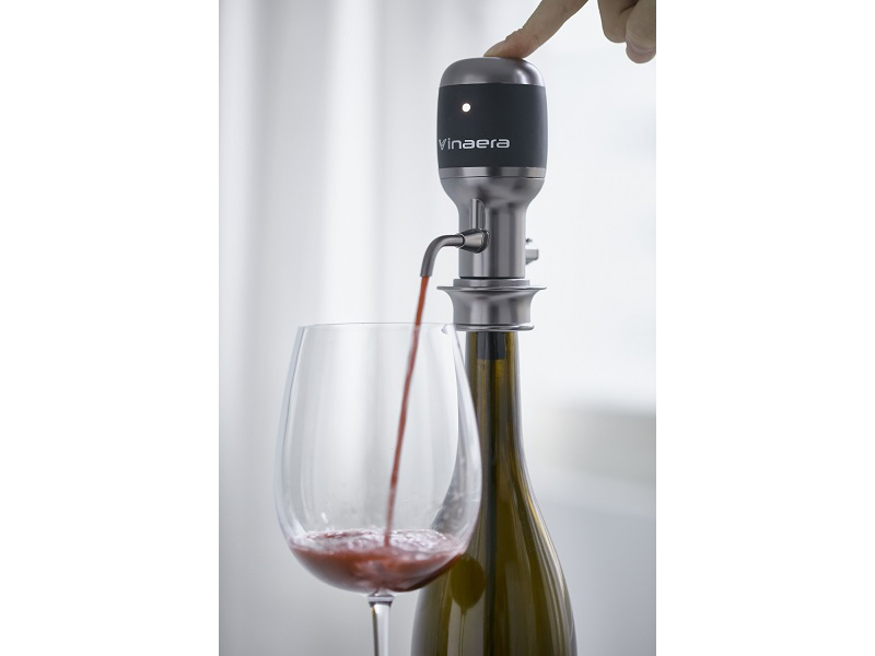 ワインを自分好みの風味に調節できる電動ワインディスペンサー