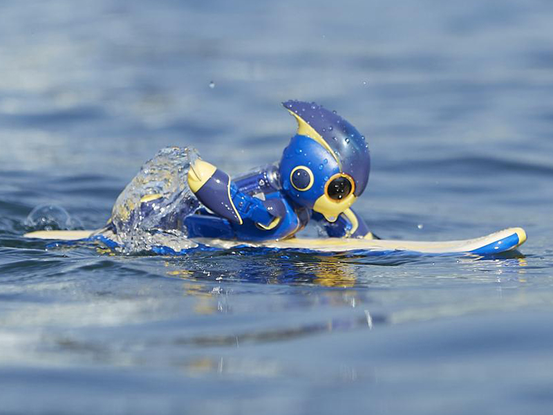 乾電池ロボット「エボルタ NEOくん」、厳島神社まで約3kmの遠泳で