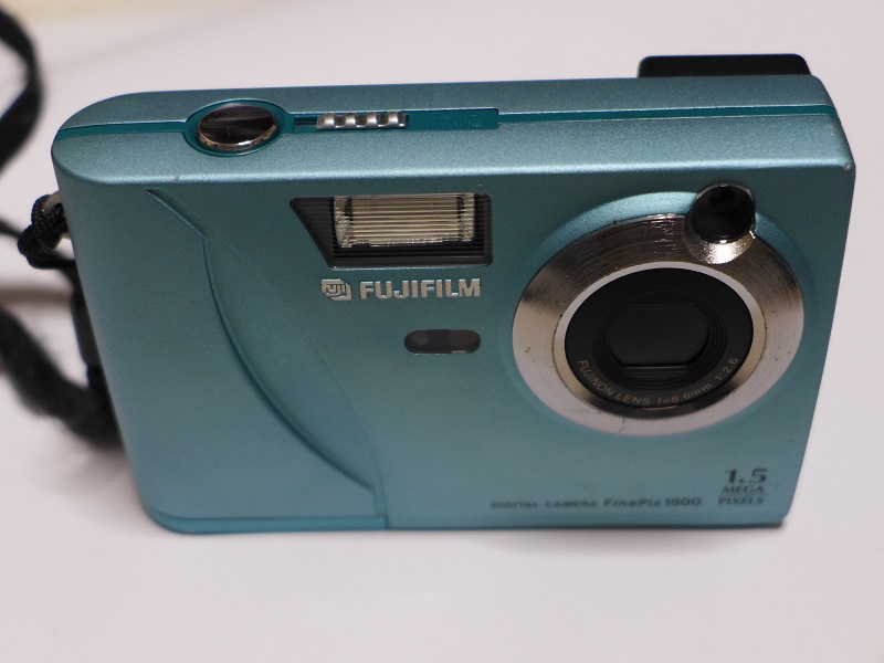 初期型富士フイルム finePIX 1500 - カメラ