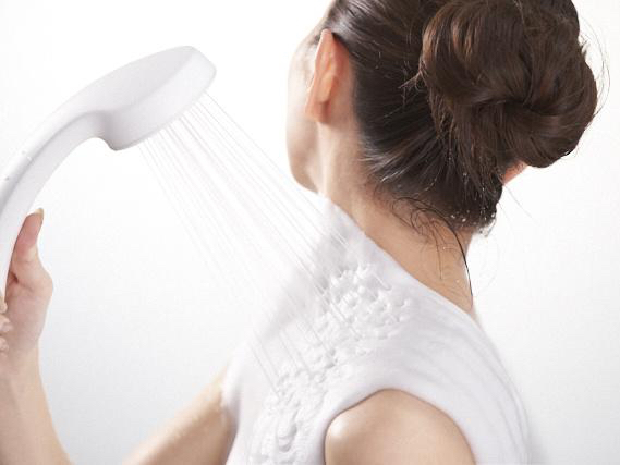 シルク成分配合のキメ細かい泡をシャワーヘッドから放射する「KINUAMI