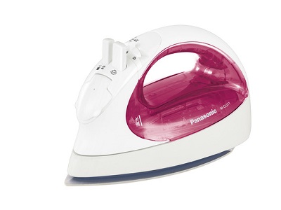 パナソニック、立ち上がり時間約50秒のコンパクトなコードレスアイロン