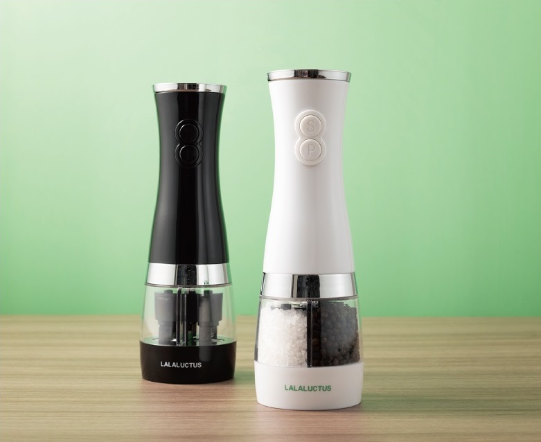 ボタンを押すだけ、片手で塩と胡椒が挽ける乾電池式スパイスミル
