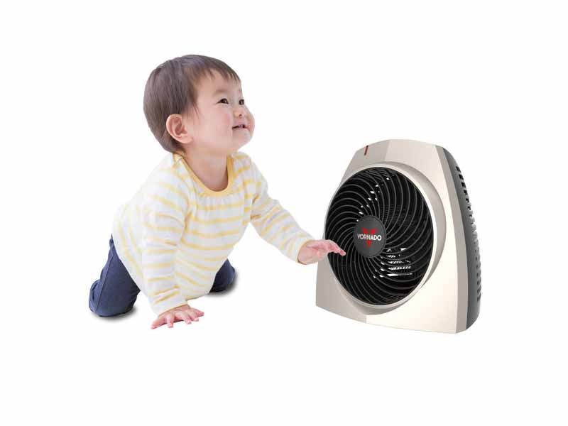 赤ちゃんのいる家庭に最適な 吹き出し口が熱くならない電気ファンヒーター 家電 Watch