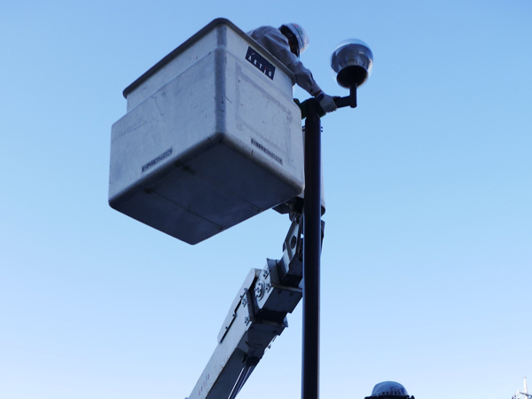 街路灯の老朽化と 電気工事業界の高齢化問題も救う Qqポール の設置工事を見てきた 家電 Watch