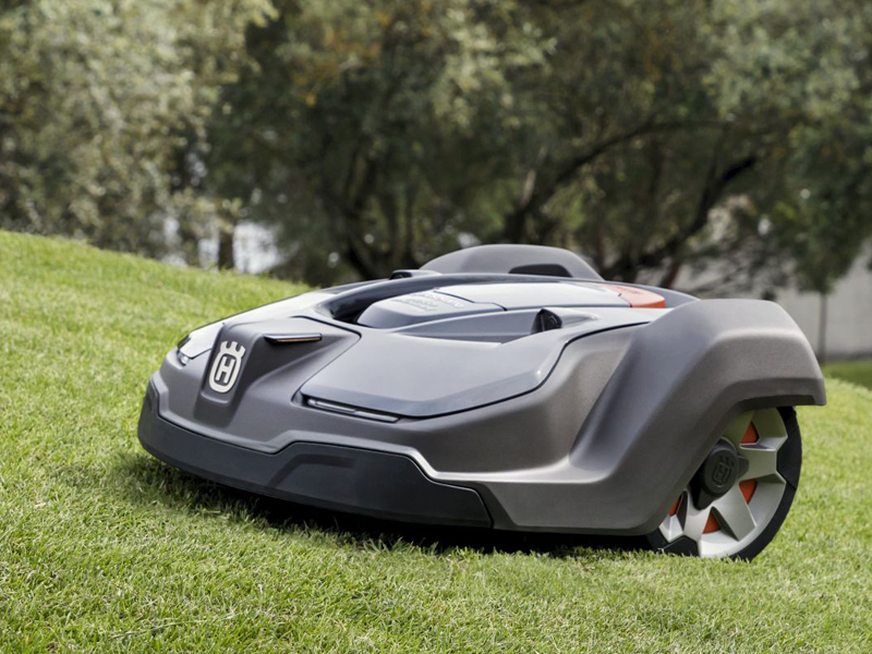 ハスクバーナ、全輪駆動でラフな地形にも対応する電動ロボット芝刈り機