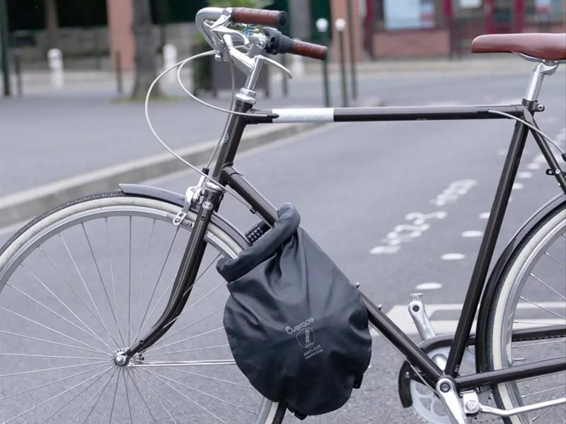 自転車用の鍵にもなるロールトップ式のサイクルバッグをMakuakeで先行