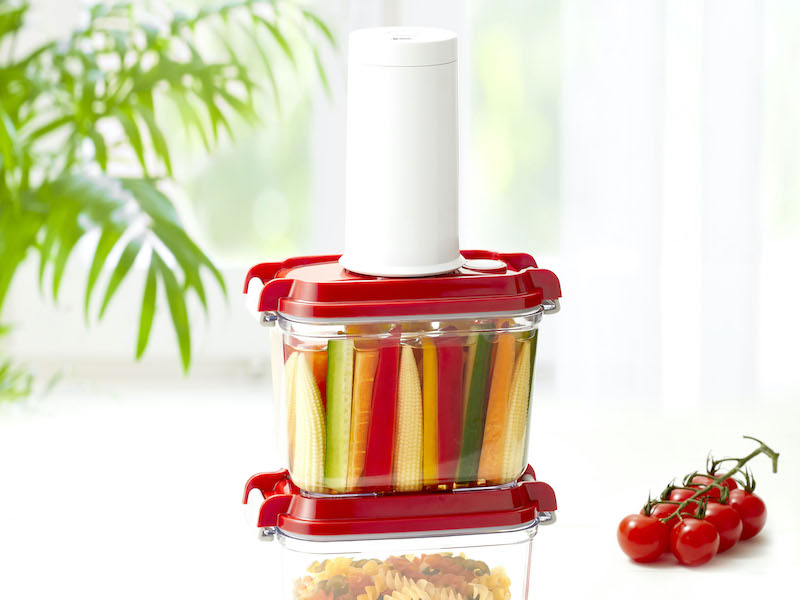 ヤマダ電機、コードレスで容器内を真空にできる電動ポンプ付き「真空