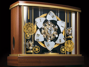 香蘭社の絵柄が美しい「有田焼の時計」。リズム時計70周年モデル 