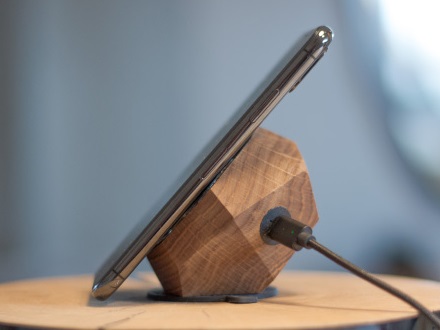 北欧の職人が木の無垢材から手作りした、Qiワイヤレス充電器 - 家電 Watch