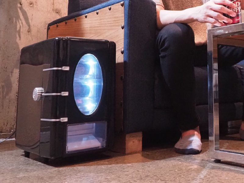 サンコー、9本の缶を保冷/保温できるペルチェ式「俺の自販機 HOT&COOL