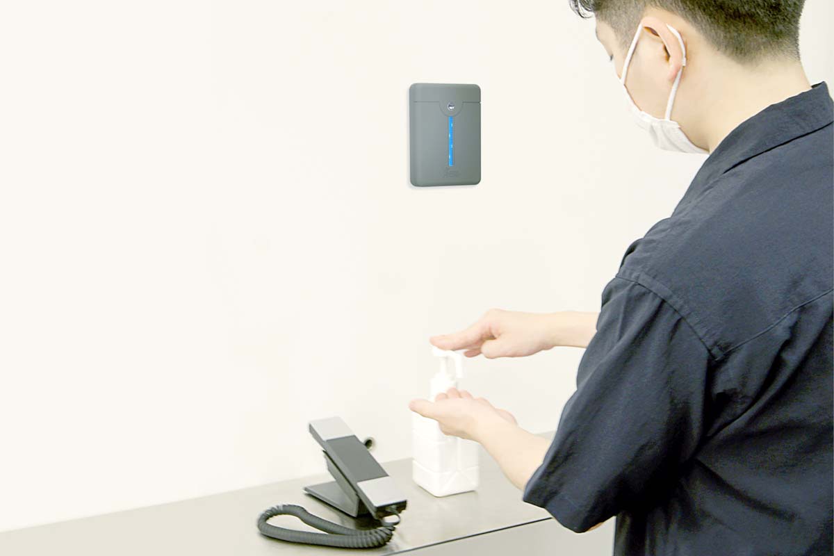 ドアに貼るだけで37.5℃以上の体温を検知。非接触型の自動検温機 - 家電