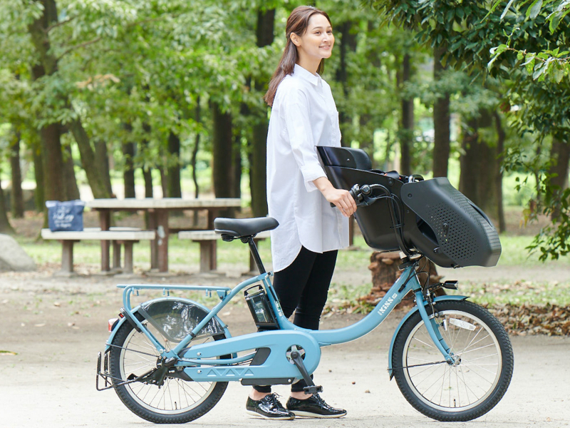 子供の足元を包み込むまゆ型チャイルドシート付きの電動アシスト自転車