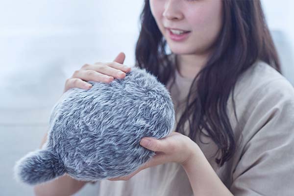 しっぽを振るクッション「Qoobo」にプチサイズ。音に反応、小さな鼓動