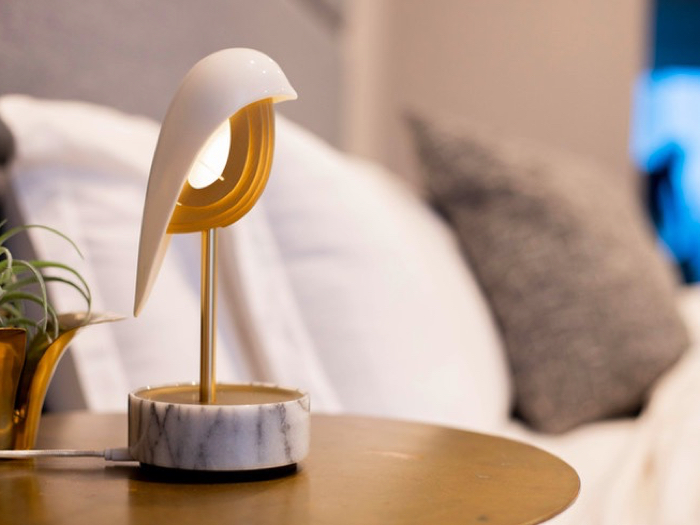 鳥のさえずりと明かりで、快適な起床を促すベッドサイドランプ - 家電