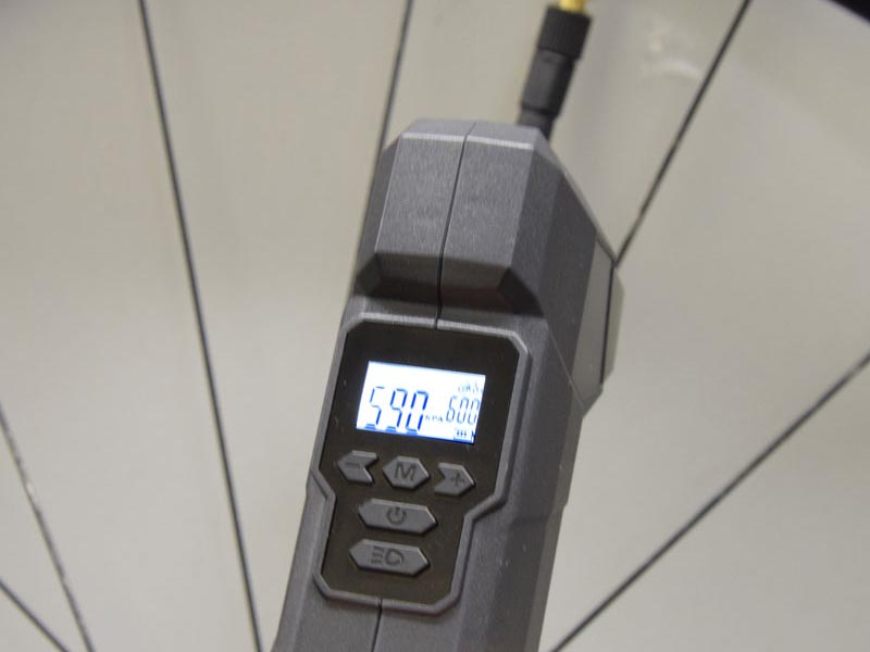 車や自転車のタイヤに充電式の空気入れ 事前の空気圧チェックも 家電 Watch