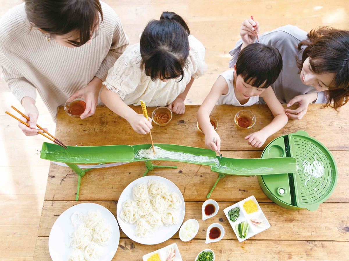 形を自由に組み替えられる流しそうめん器。乾電池で動作 - 家電 Watch
