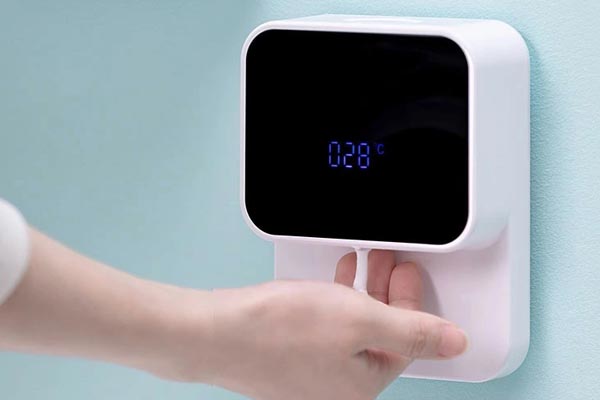 触れずに自動でハンドソープが出る壁掛けディスペンサー。泡