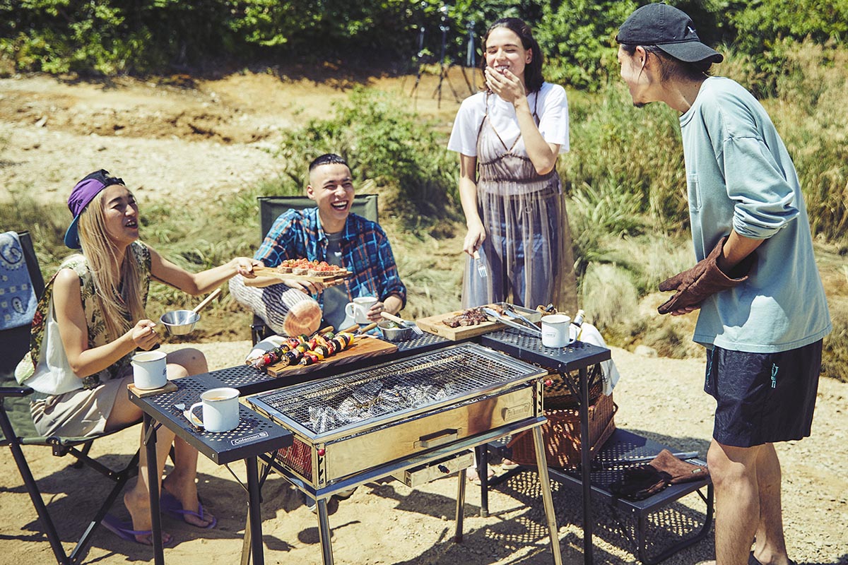 コールマン、肉焼き担当が孤立しないBBQテーブル - 家電 Watch