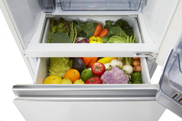 アクア、省エネ性が向上した冷凍冷蔵庫。中央2段が冷凍室に - 家電 Watch