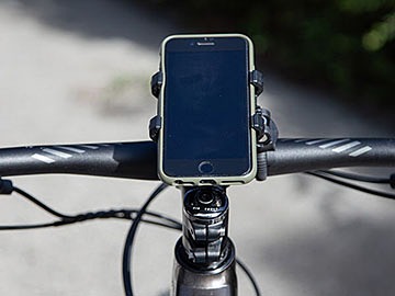 スマホを見ずに目的地の方向や距離が分かる、自転車用のコンパス型ナビ 