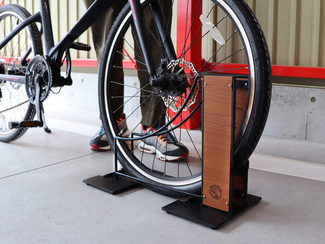 室内外で便利に使えるスタイリッシュな自転車スタンド - 家電 Watch