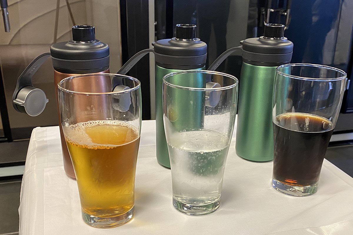 国内メーカー唯一、外でも炭酸水やビールを冷たく保てる真空断熱ボトル 