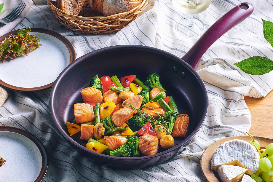 京セラの最軽量フライパン、焦げつきにくい「セラフォート」 - 家電 Watch