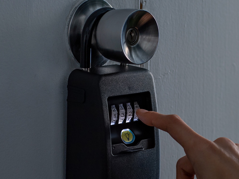 ライト付きダイヤル錠で、夜でもカギを受け取りやすいキーボックス