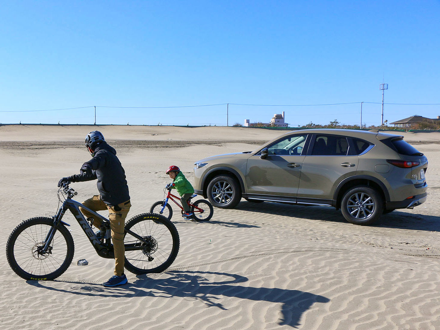 e-bike×マツダ「CX-5」で親子の冒険旅へ。自転車に乗り始めた息子に