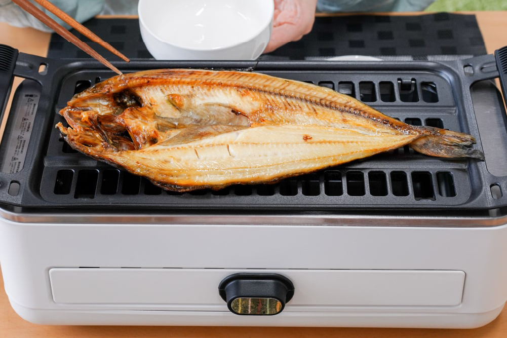 サンコー、卓上で煙を気にせず魚を焼ける無煙グリル。煮込み料理も