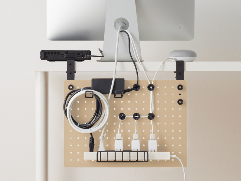キングジム、ケーブルや電源タップを机のスキマに収納できるパネル