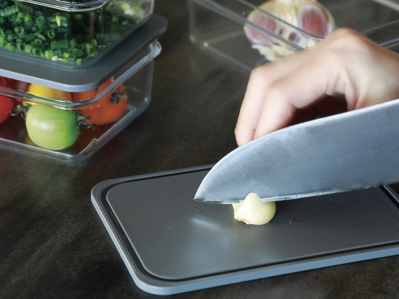 ダークグレー ジッパー付きタッパー 蓋をひっくり返すとまな板になるタッパー - 家電 Watch