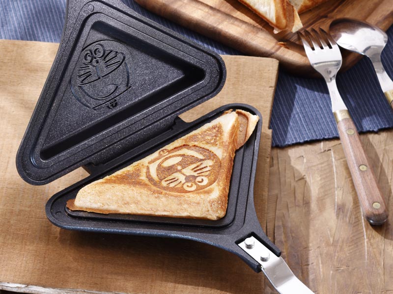 非売品　ドラえもん　ホットサンドメーカー.お皿２枚.親子エプロン　新品未使用品 ドラえもんの焼き目が付くホットサンドメーカー - 家電 Watch