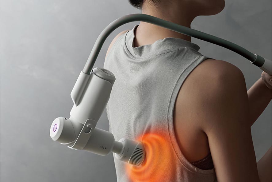 アテックス、背中に届く温冷機能でケアするガン型アイテム - 家電 Watch