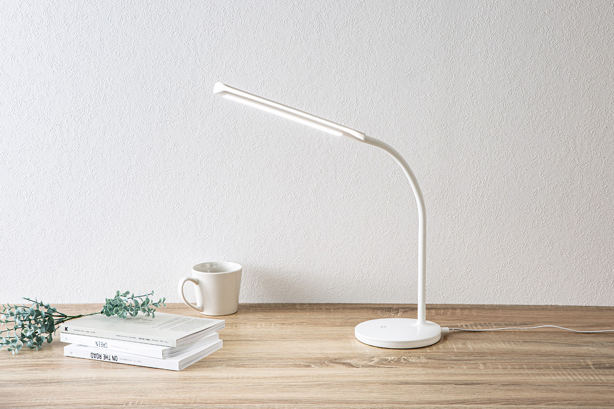 ニトリ、広範囲を明るく照らすスリム型LEDデスクライト - 家電 Watch