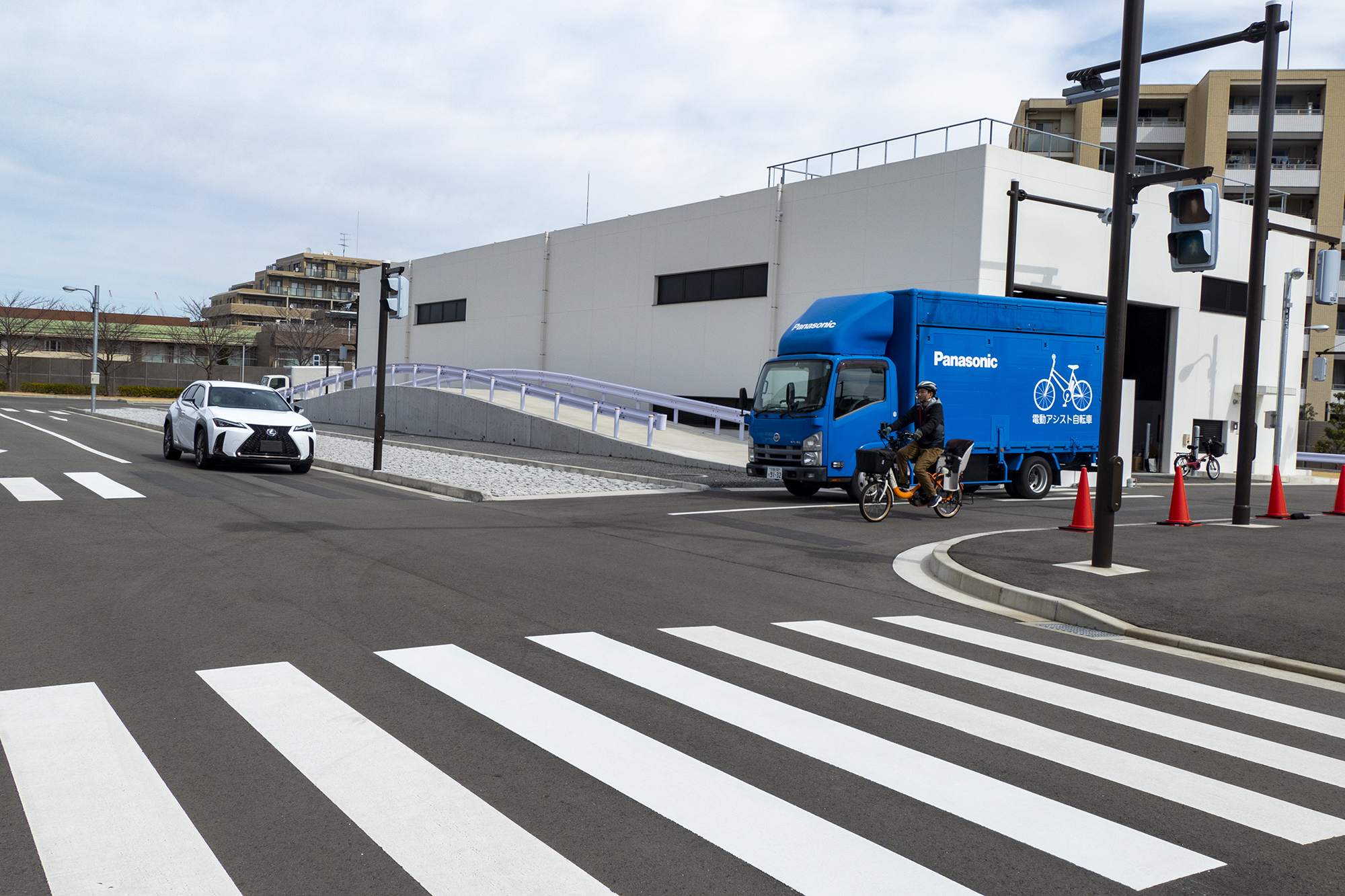 トピック】IoTで自転車の交通事故を減らしたい! 車車間通信による電動アシスト自転車を体験- 家電 Watch