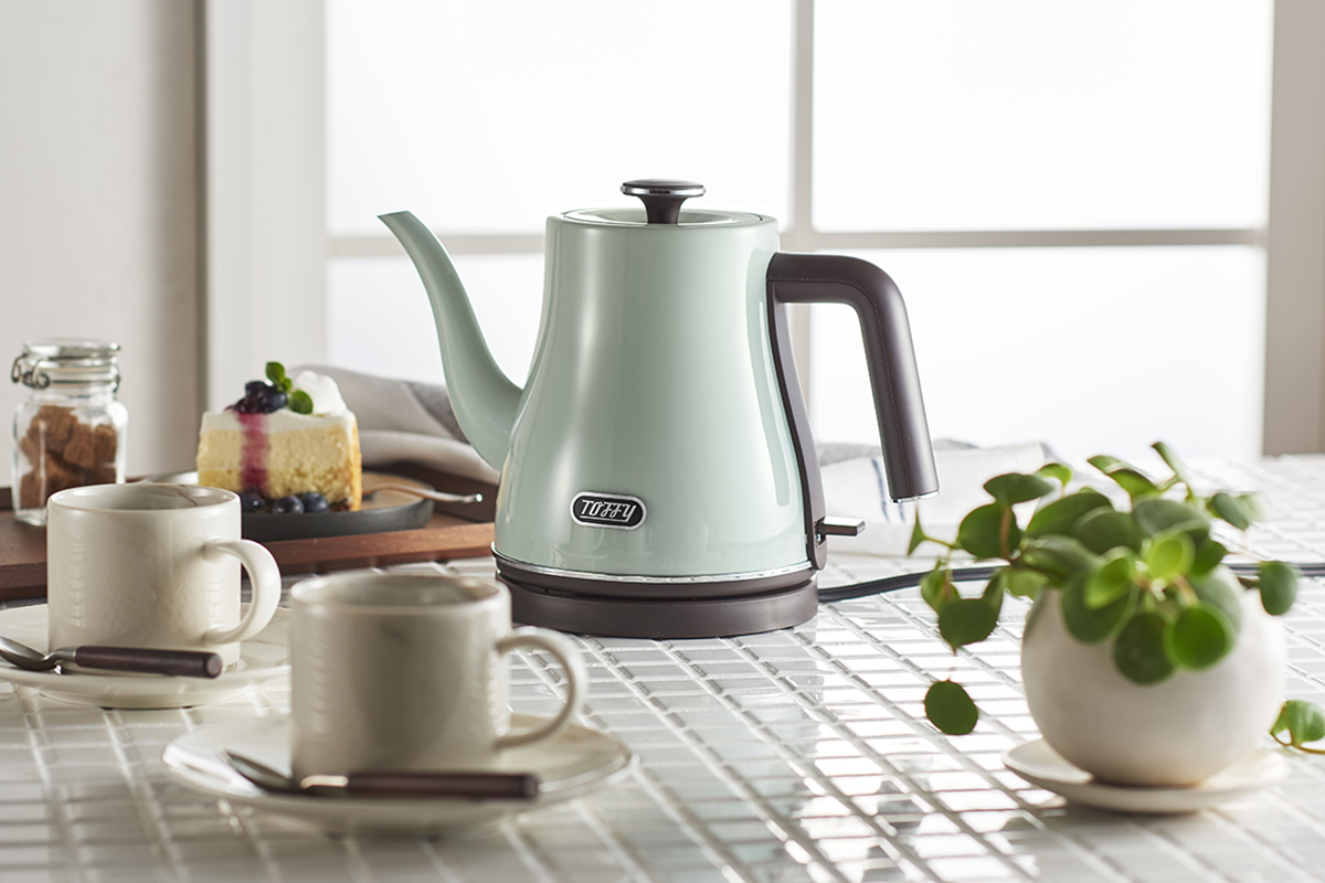 カップ1杯が約1分で沸騰する電気ケトル、レトロデザインToffy