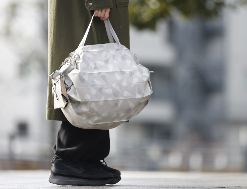 サッと畳めて保冷もできるエコバッグShupatto。たっぷり容量20L