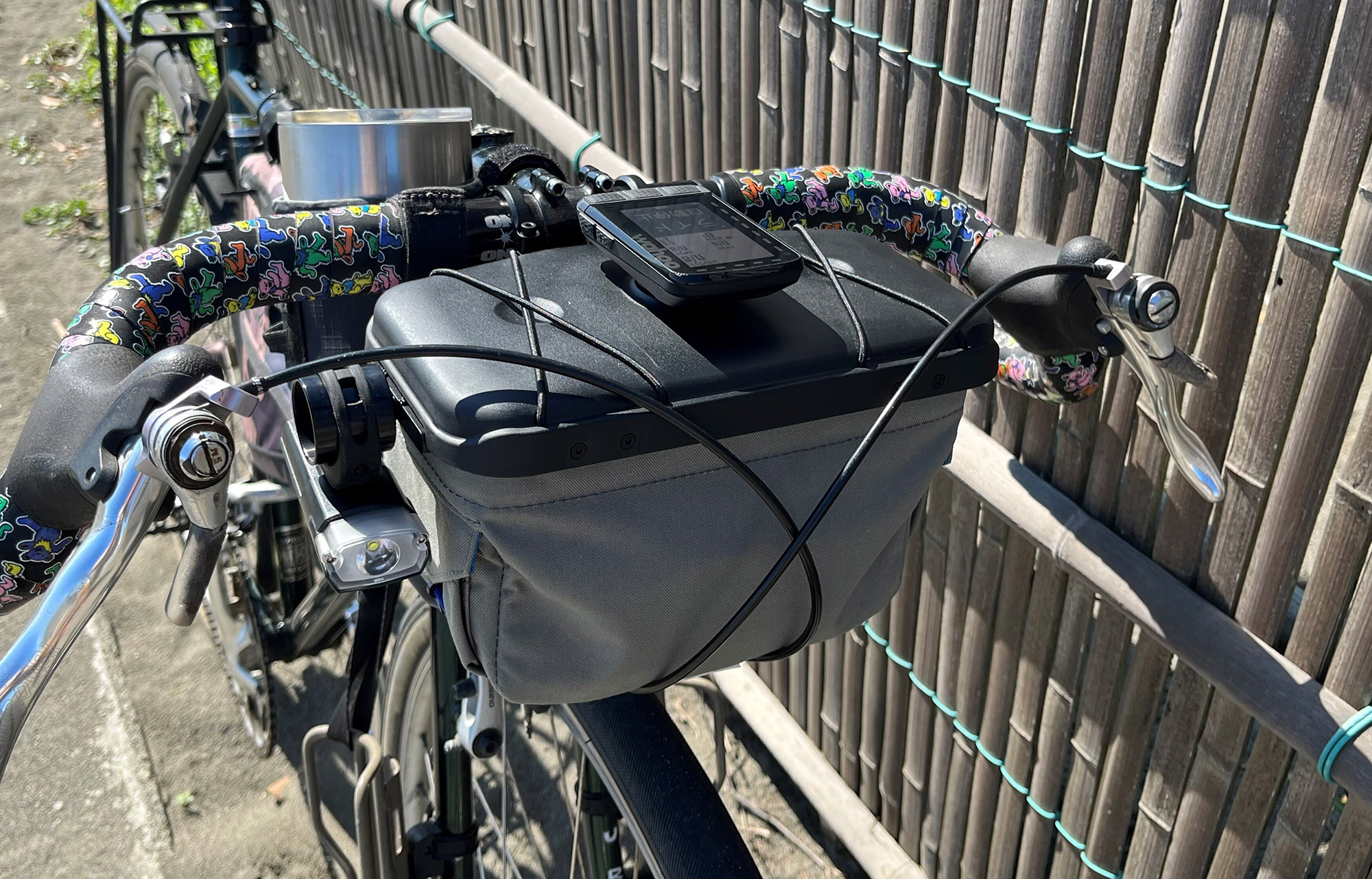 自転車スタイルに合わせてセットできるハンドルバーバッグ。ライド後の